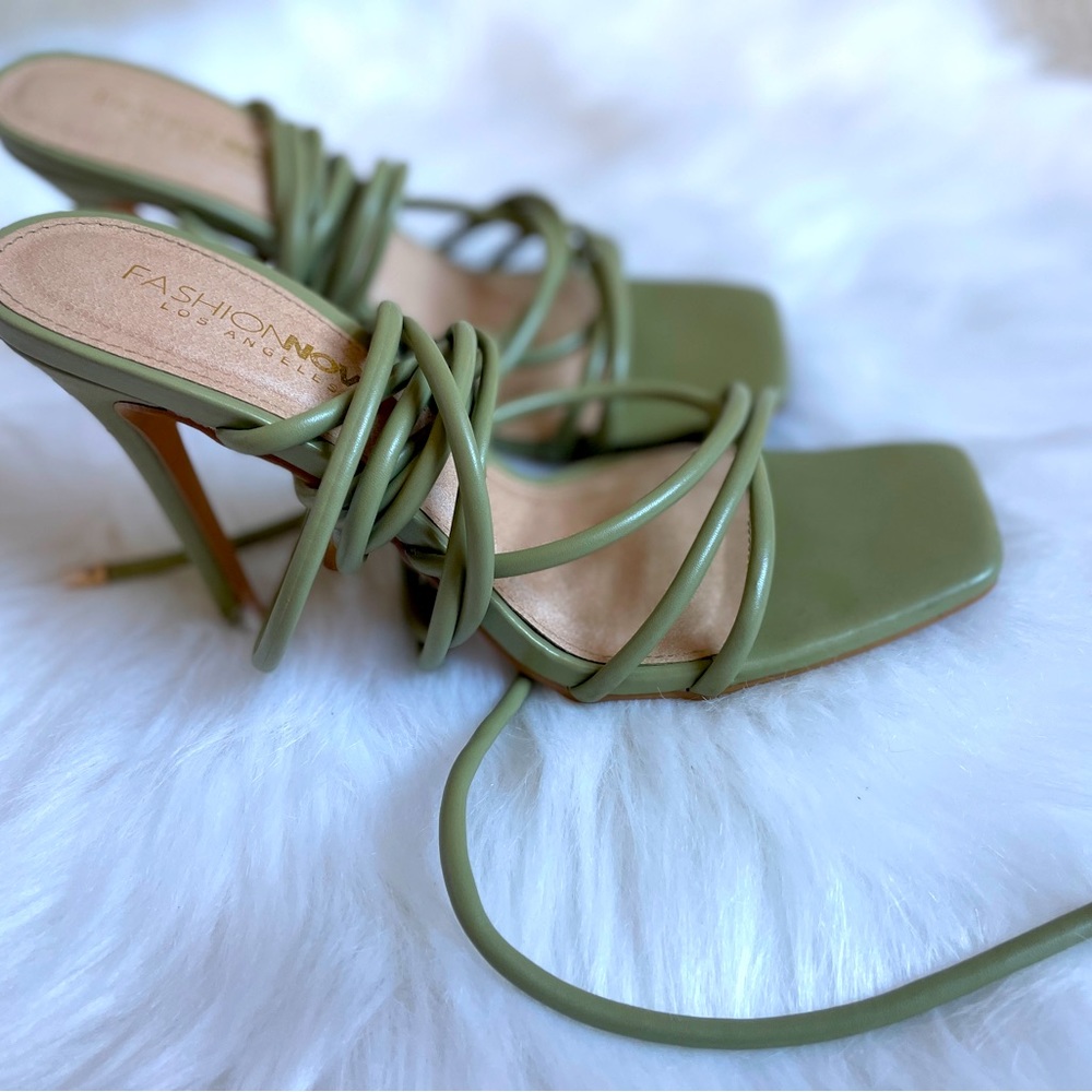 FASHION NOVA GREEN HEELS SIZE 7.5